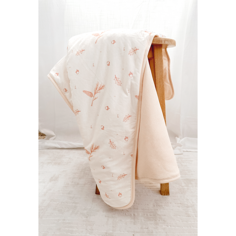 סט מצעים לעריסה - פודרה ורודה+שנהב פנינה - הדפס אורנים ורדרד - חריטת וופל